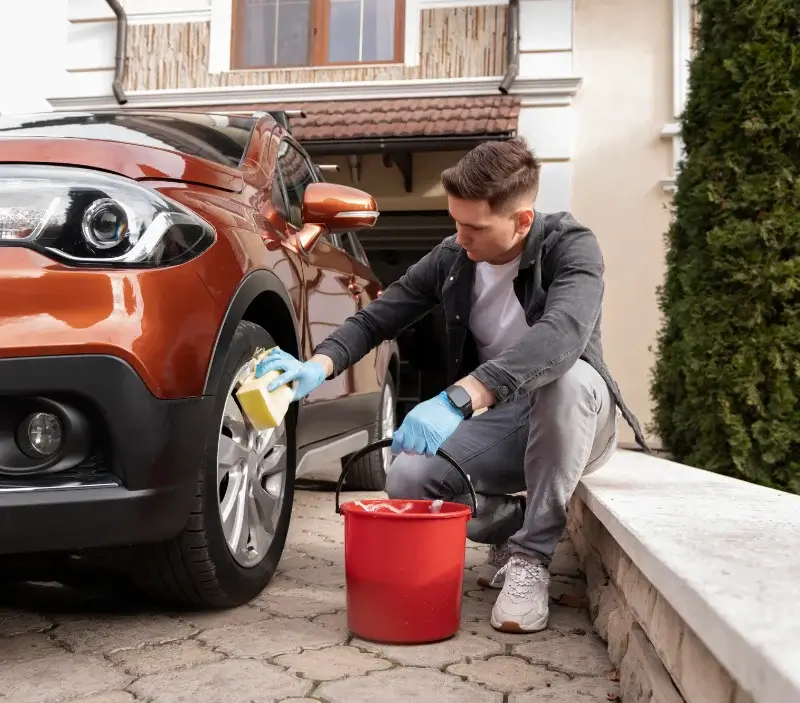 Lavage auto à domicile Siorac-en-Périgord : professionnel intervenant sur un véhicule